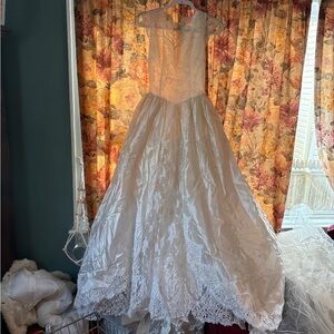 Vintage Ivory Lace Wedding Dress with Long Veil
